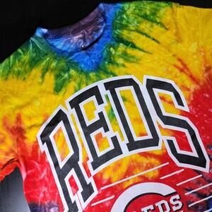 NWT STITCHES Cincinnati Reds Red Rainbow Tie Dye Short Sleeve Men's‎ Size S